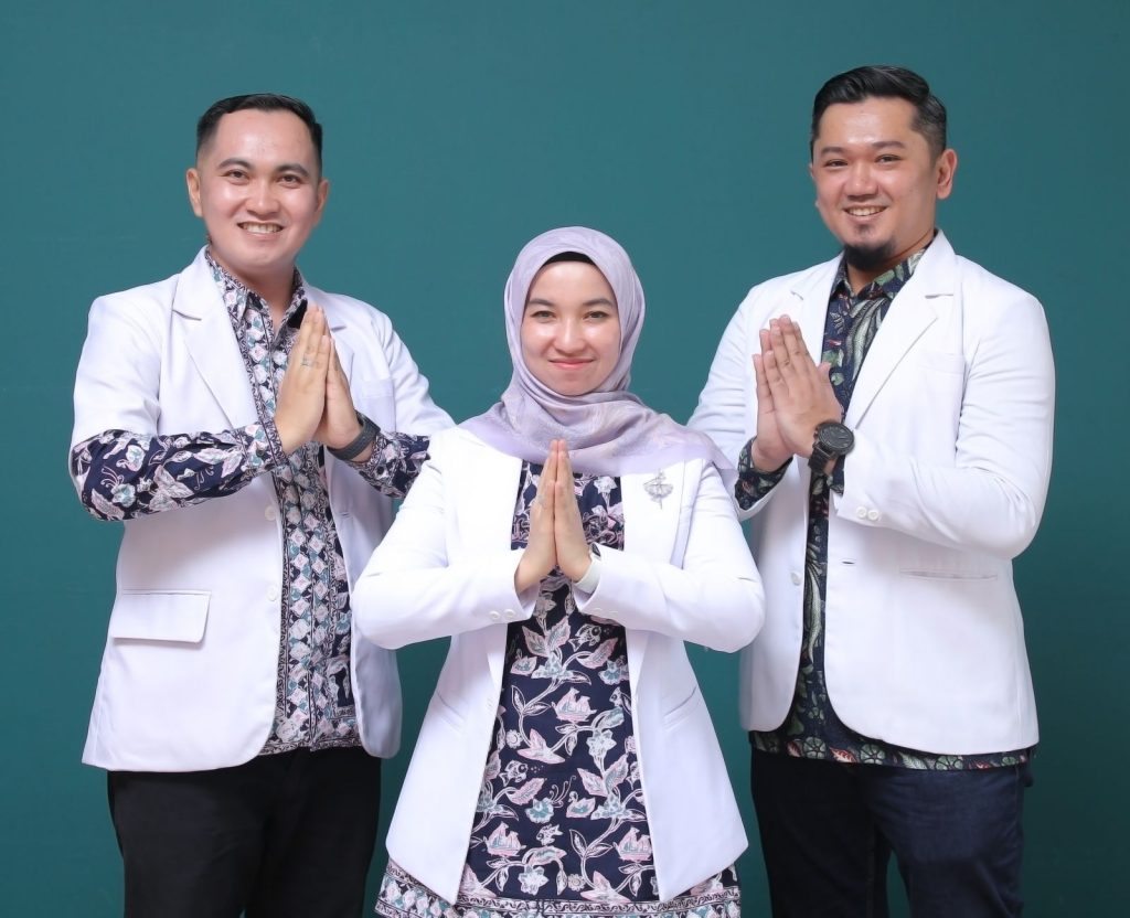 Foto : dr. Herti Marni Sp.Og (tengah) dr. Ibnu Sina Sp.Og (kanan) dan dr. Bambang Herianto (kiri) yang akan melaksanakn Bakti Sosial Partai Demokrat Riau,(BAKOMSTRA DPD DEMOKRAT RIAU).